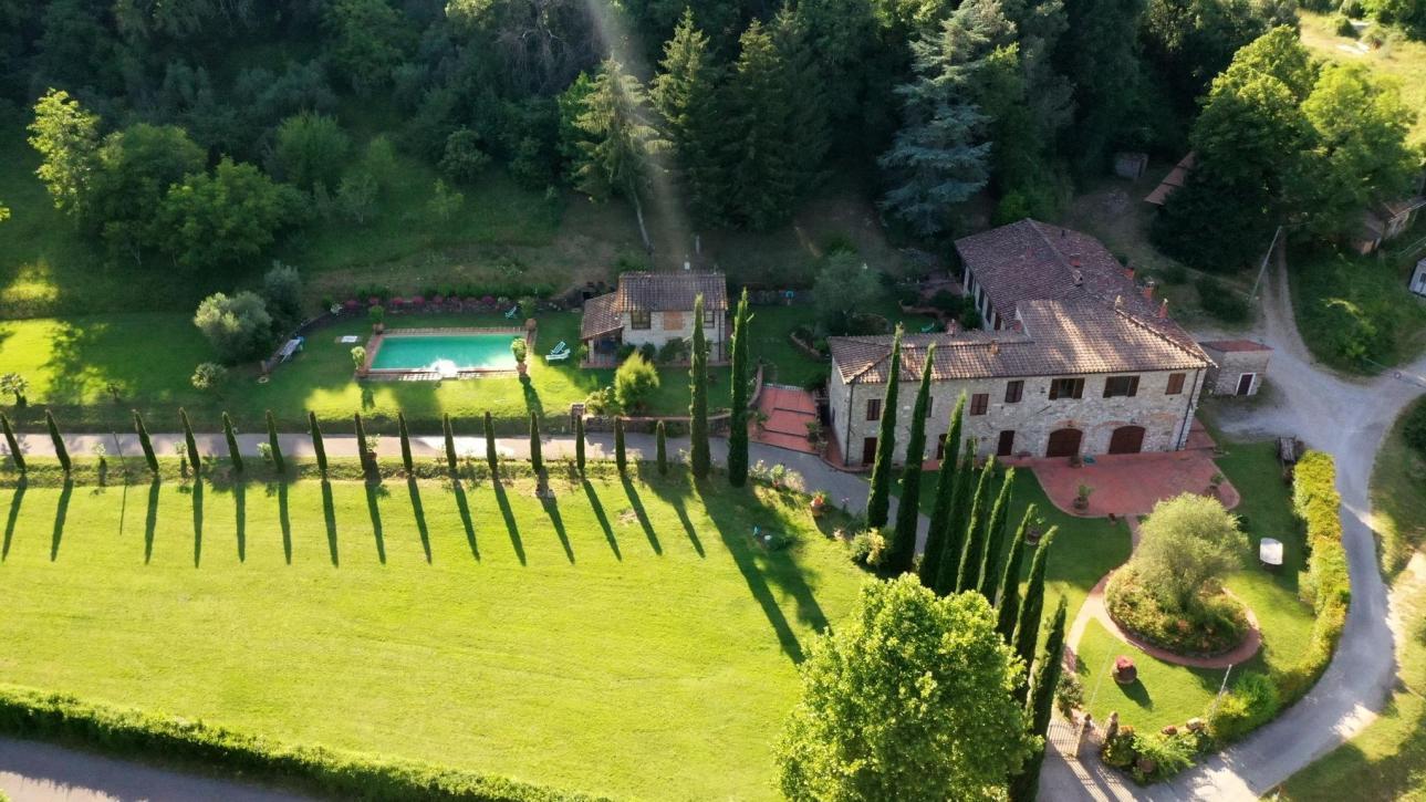 Villa del quattrocento con 4 Ha di parco - Lucca
