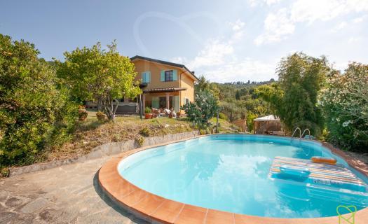 4650, Prestigious property with swimming pool on Lucca's hills