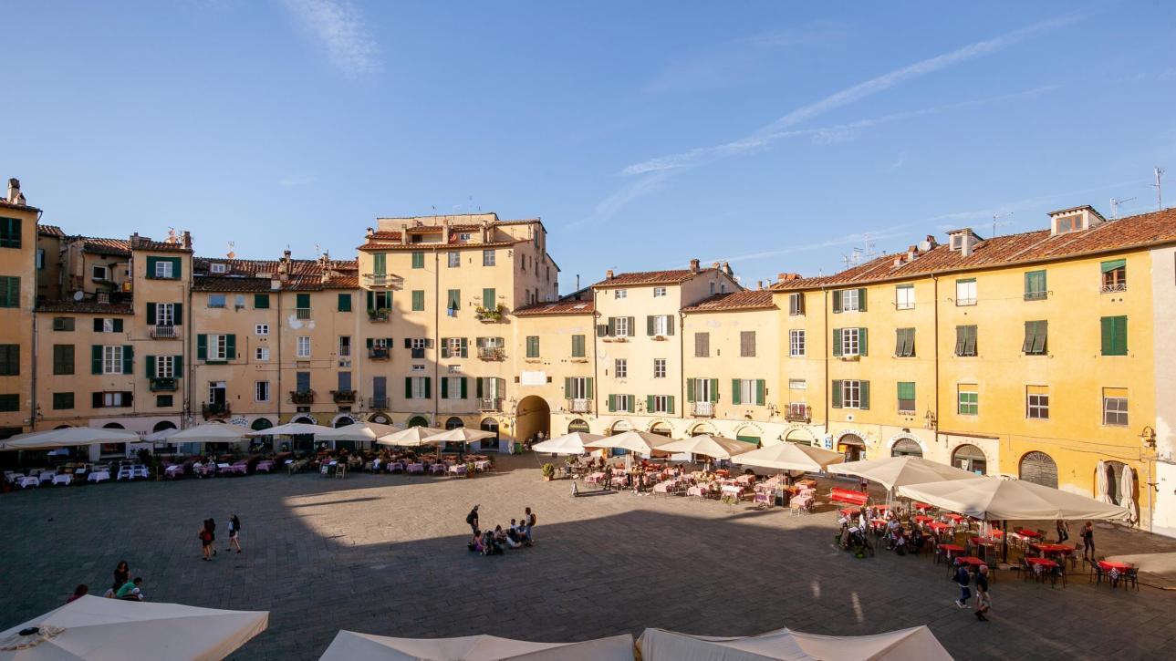 Una casa cartolina su Piazza Anfiteatro - Lucca