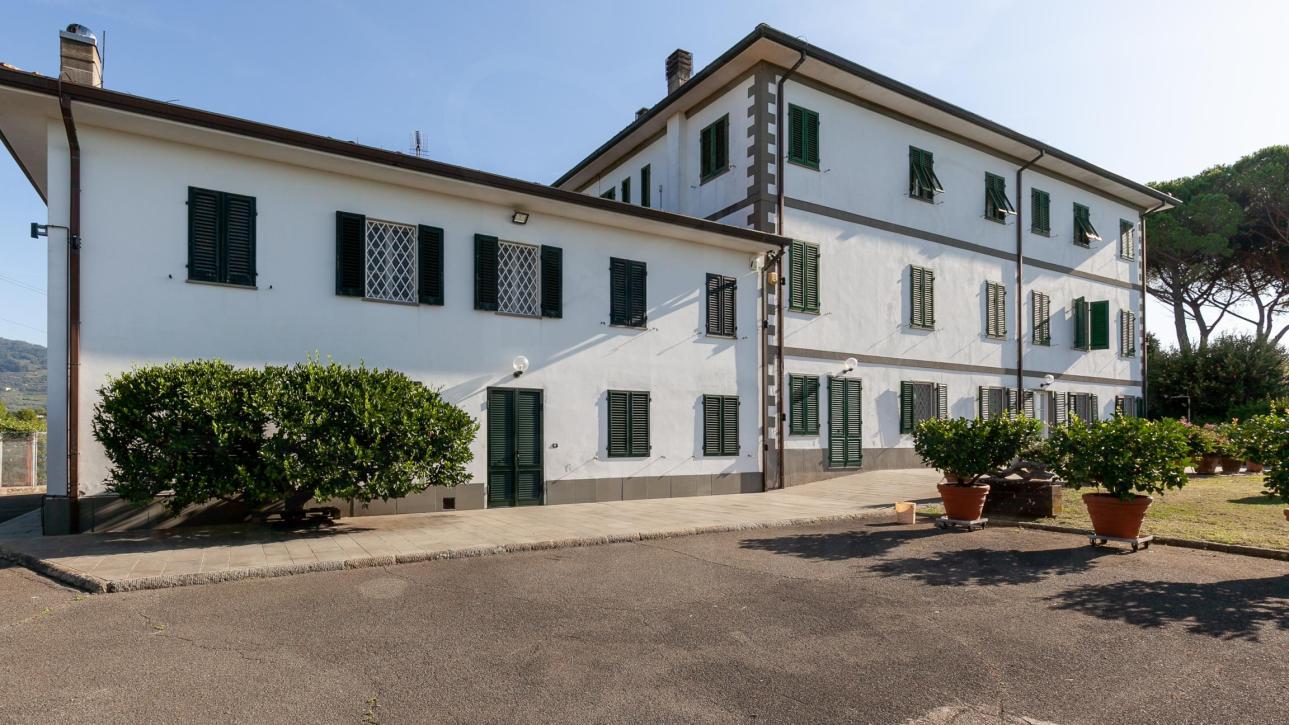 Villa padronale in posizione dominante - Lucca