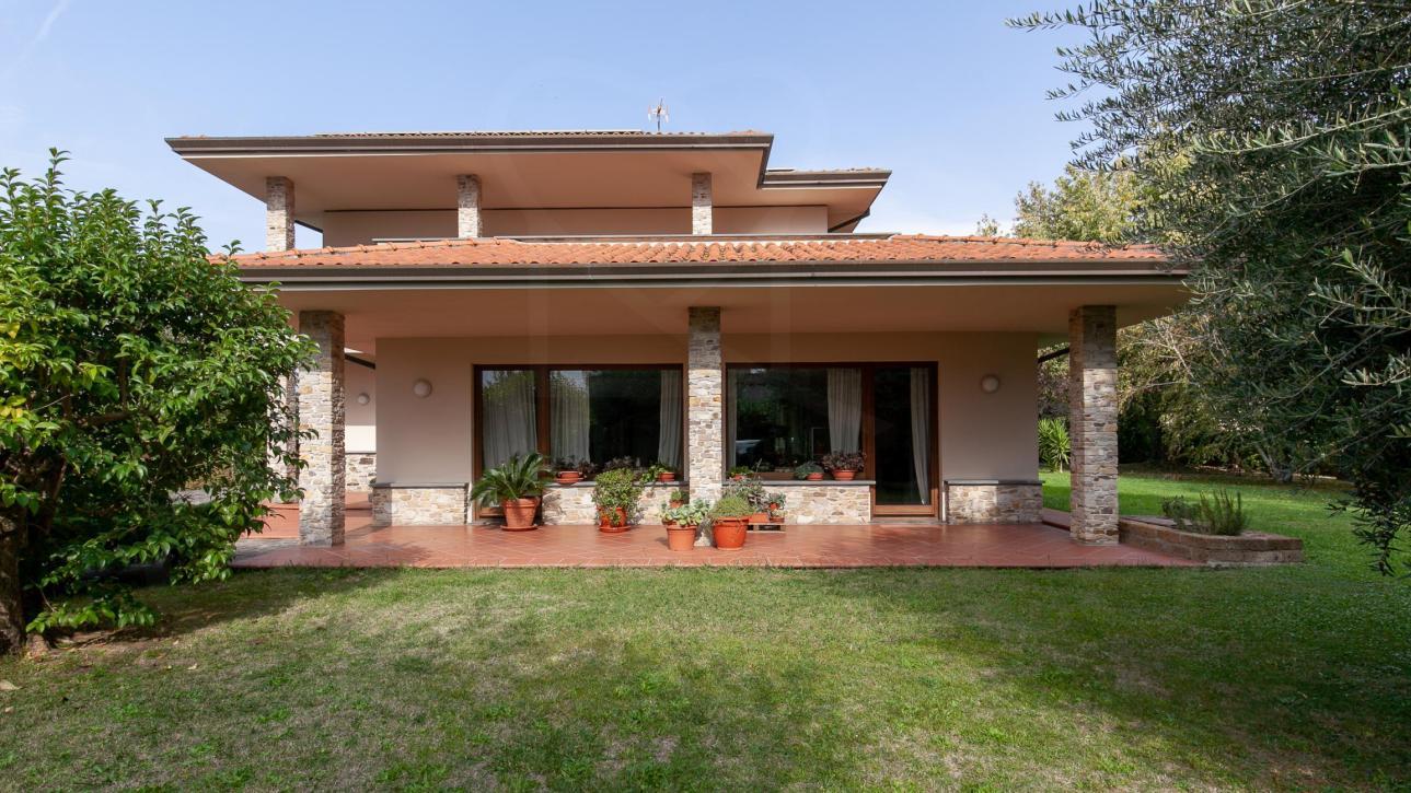 Villa moderna a pochi km dalla città - Lucca