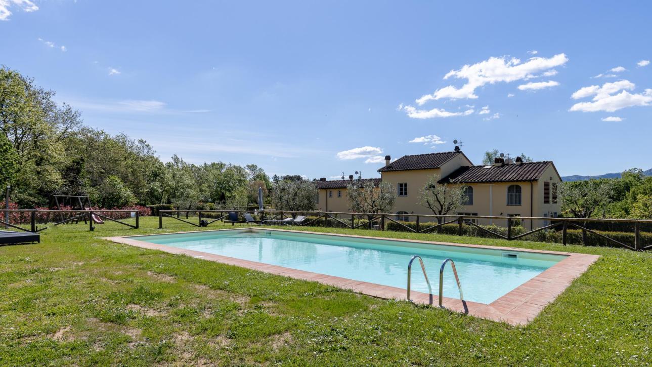Un antico fienile trasformato in villa con piscina