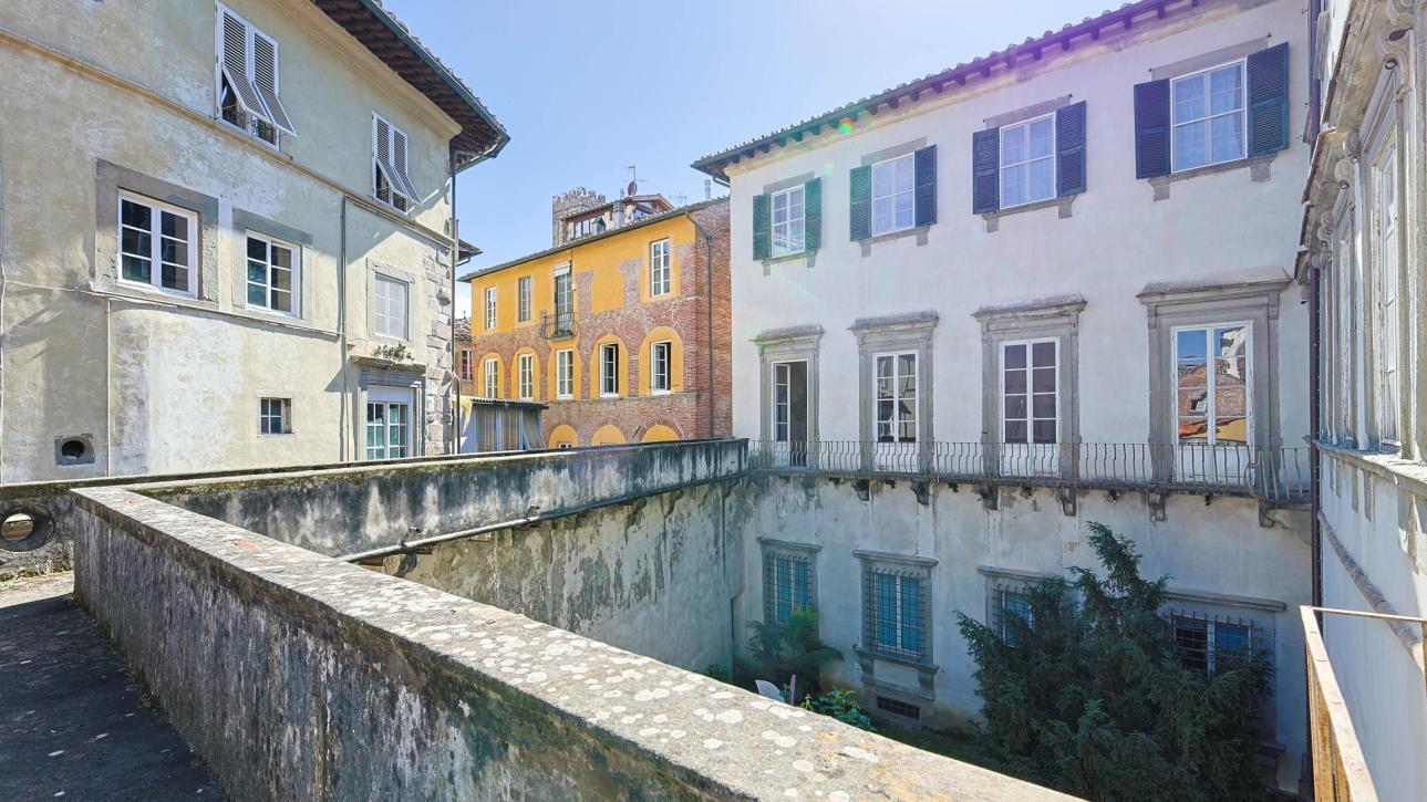 unique property with attic and terrace in the heart of Lucca.