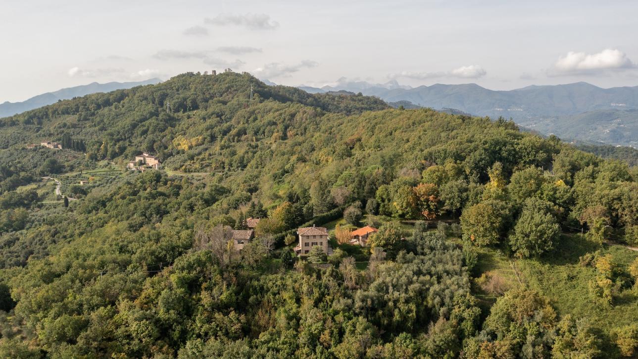 Fuga dalla città, casale con vista