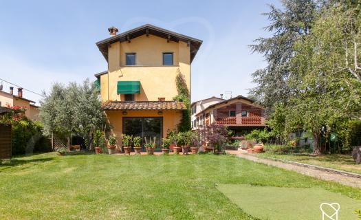 406, Lucca-Villa Indipendente con dependance