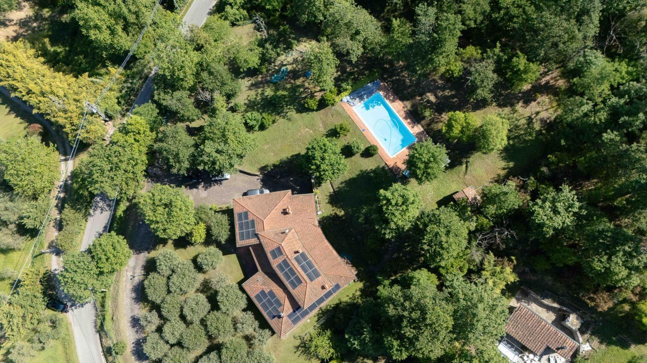 Villa con piscina in collina