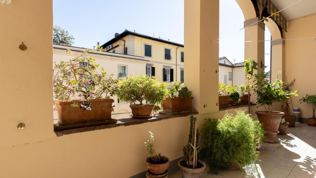 Una terrazza tra nuvole e campanili  - Lucca