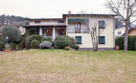 7202, Tra Lucca e il mare, Villa singola con terreno