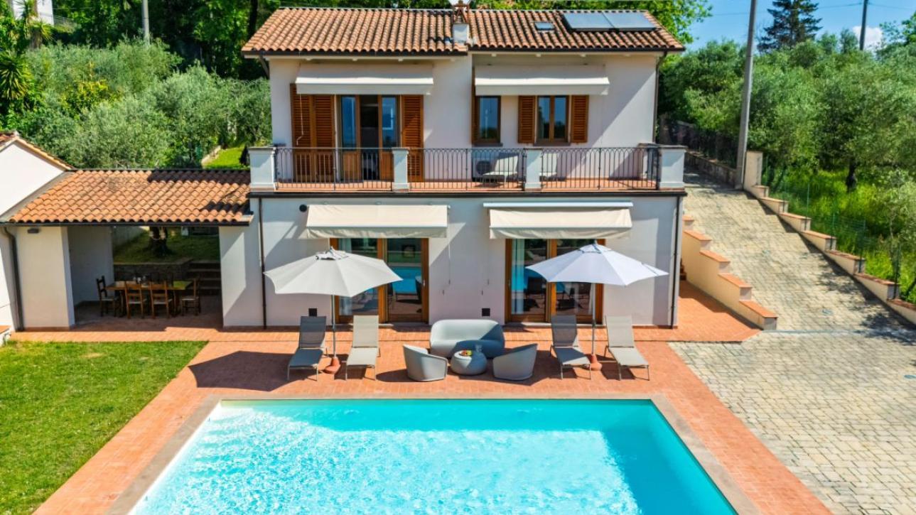 Villa panoramica con piscina