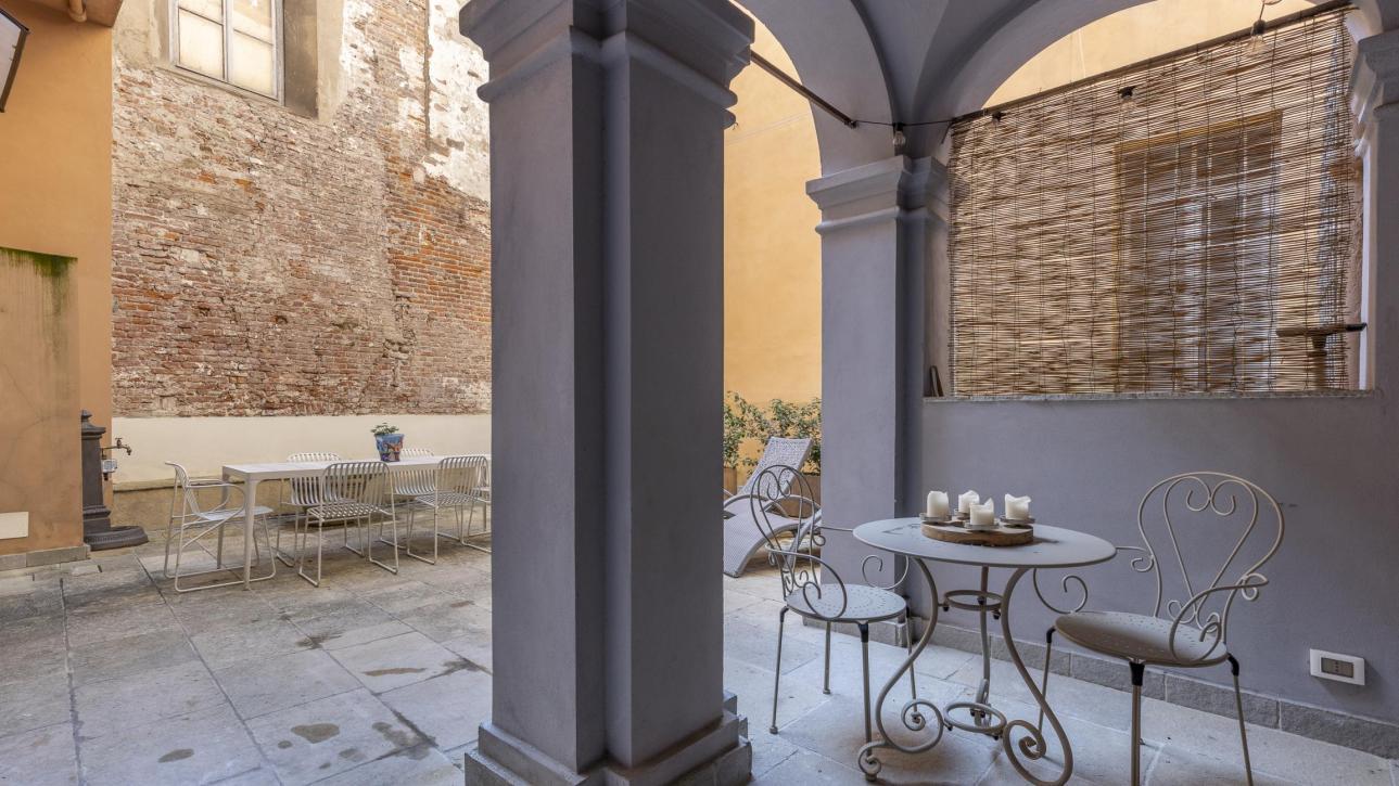 La casa con il cortile - Lucca