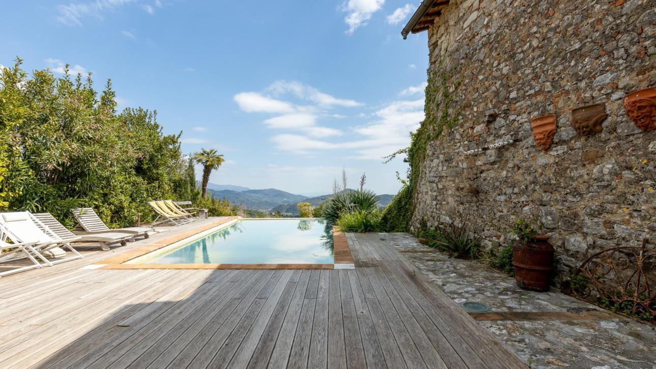 Un rifugio nel borgo in collina in direzione del mare