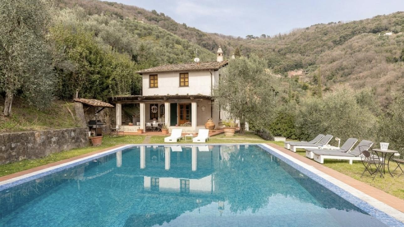 Casale con piscina immerso nelle colline lucchesi - Lucca
