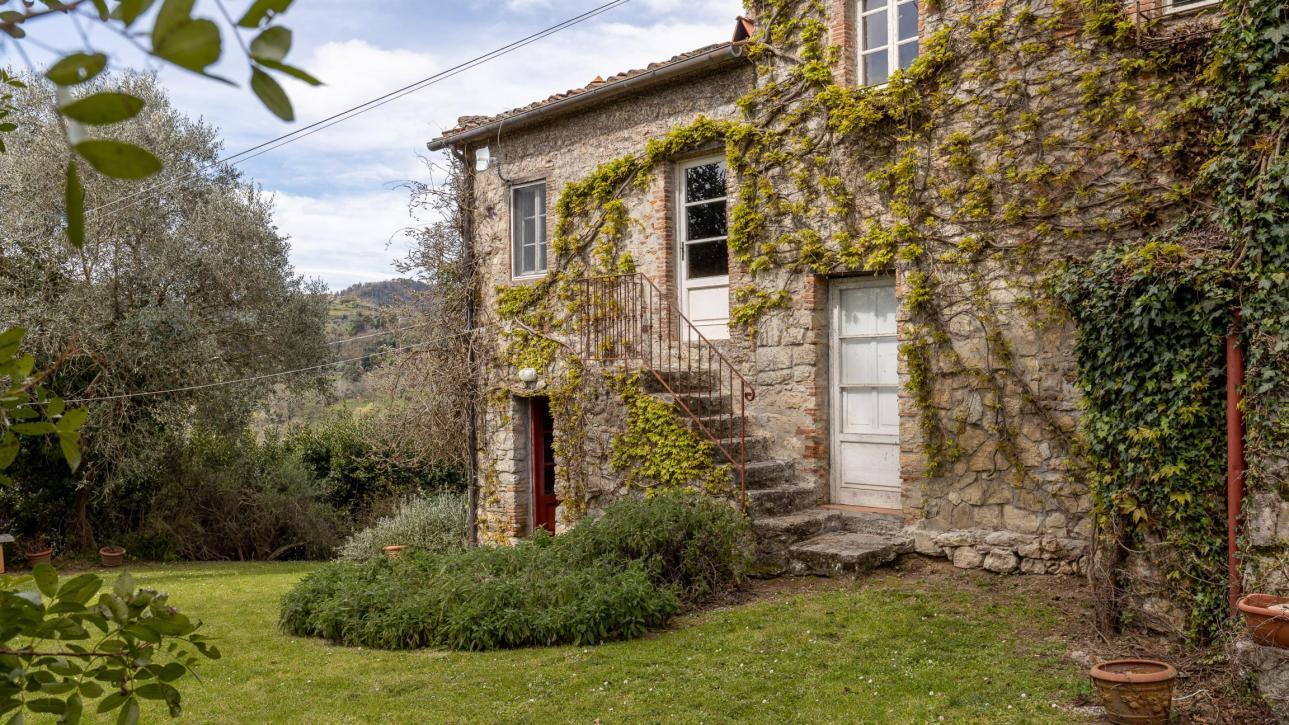 Casale in pietra diviso in tre unità