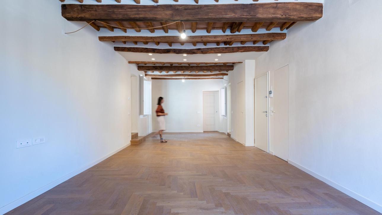 grande appartamento ristrutturato con vista su piazza