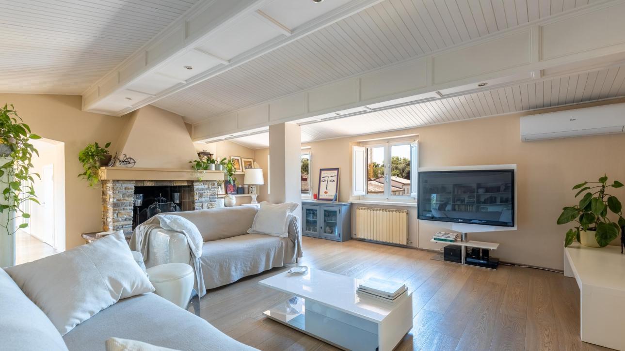 Elegante Attico con Terrazza Panoramica sui Tetti e le Mura Storiche: Il Rifugio Hygge in Stile New Classic