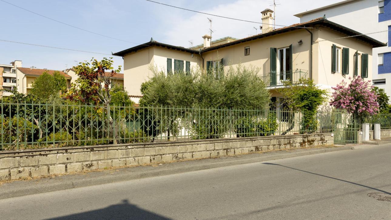 Villa Bifamiliare spaziosa in area residenziale 
